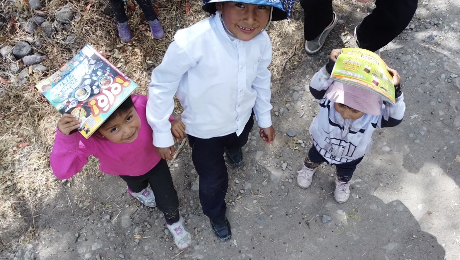 Niños con Revista Elé